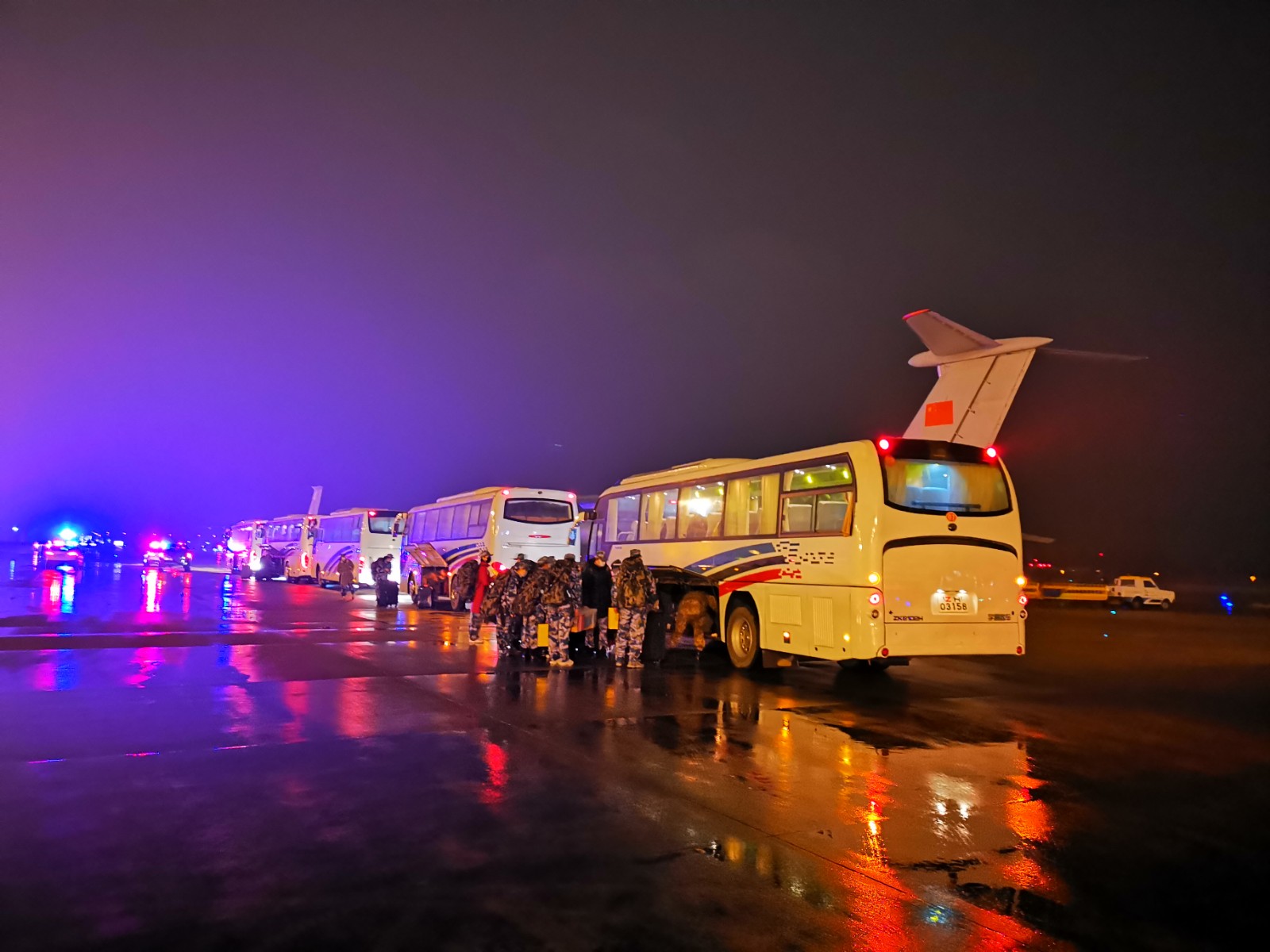 除夕夜,解放軍醫(yī)護(hù)人員馳援武漢!