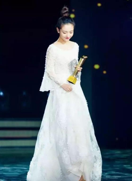 她是武大最美?；?跑龍?zhí)锥嗄?終憑反面角色走紅