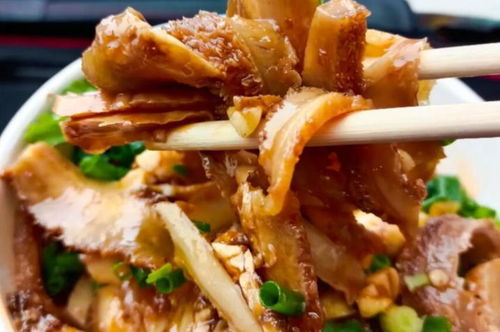 武漢菜市場旁的老味道，牛腰雙拼一絕，環(huán)境差來吃的人卻絡(luò)繹不絕